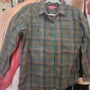 Plaid 💯% Cotton Button-Up Shirt in Green and Gold Tones.